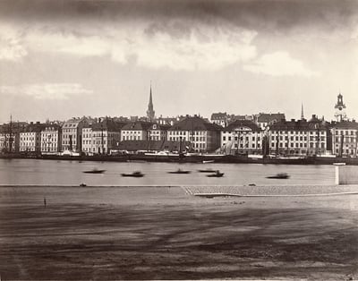 Pigan Jäderbom stämmer "oäktingens" far – straffas för "köttslig beblandelse"