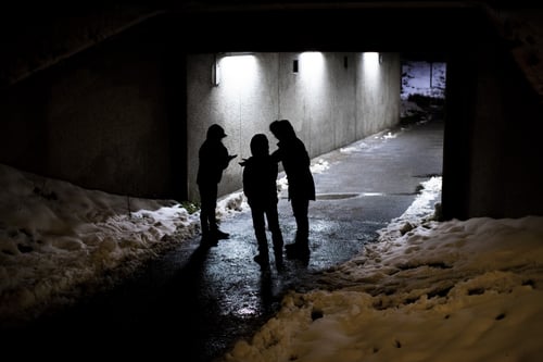 Mobilrånare misshandlades av brottsoffrets anhöriga – en frias i hovrätten
