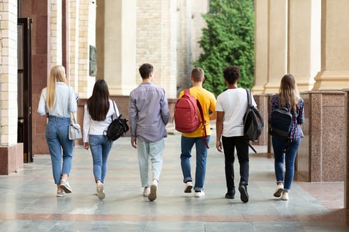 Får skolan uppmana elever att klä sig på ett visst sätt?