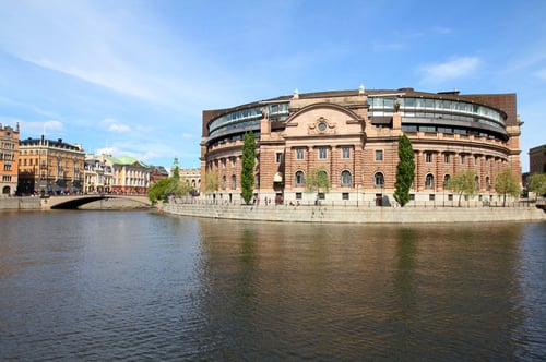 Måste skolor bjuda in alla politiska partier?