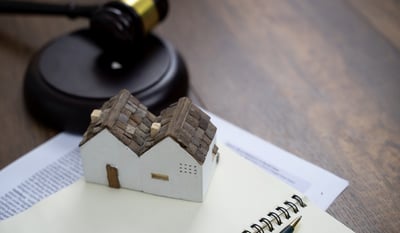 ”Vi borde skriva flera testamenten” – boken Överförmyndare och dödsbon skyr inte dödens juridiska aspekter