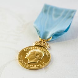 H. M. Konungens medalj i guld av 8:e storleken i Serafimerordens band