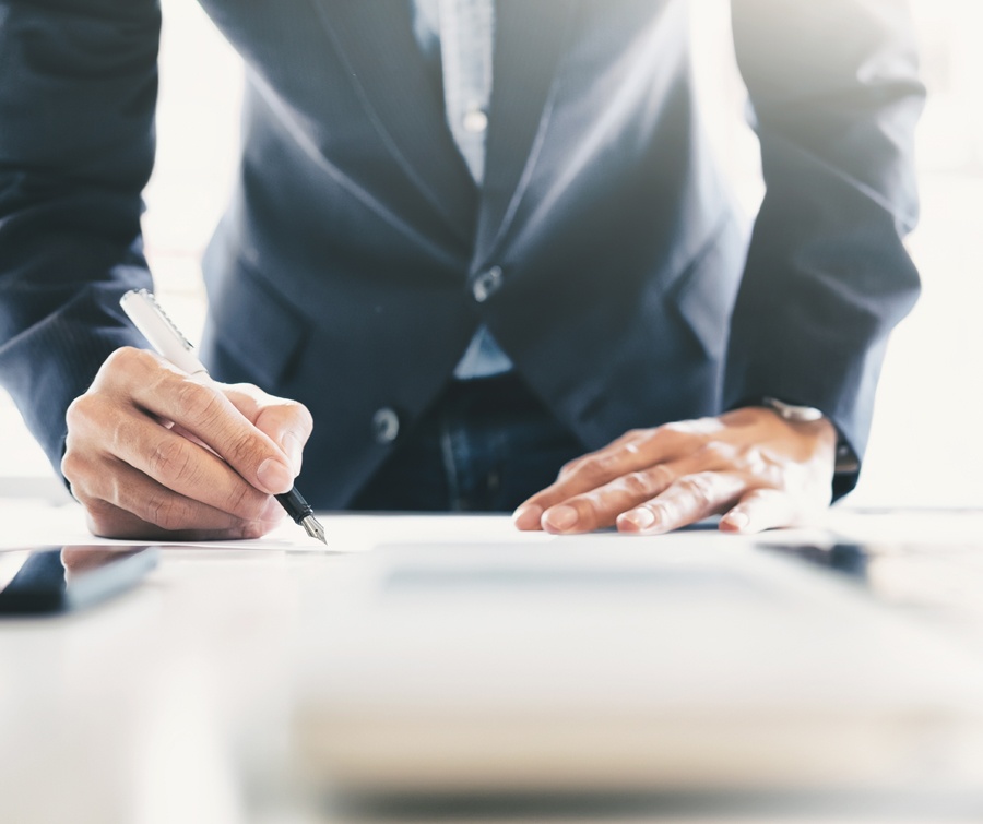 SENJ-affarsjuridiska-avtal-signering-900x755px