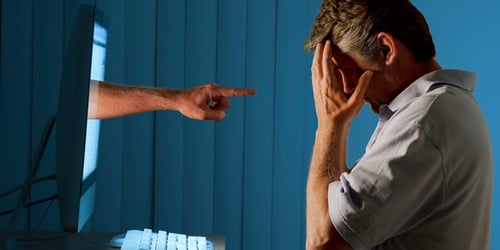 Dömdes för ofredande mot ex-sambo via Netflix och Facebook – frikänns delvis